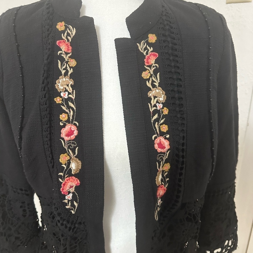 Chico’s Women’s Embroidered floral Eyelet Blazer Size 0 Petite or size 4. - Picture 2 of 6
